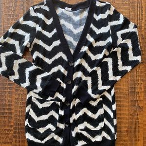 Chic and slightly fitted cardigan with buttons!